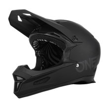 Der O'NEAL FURY Helm SOLID ist ein mattschwarzer Integralhelm mit Visier, Kinnschutz, Belüftungsöffnungen und gemustertem Innenfutter. Das "O'NEAL"-Branding befindet sich dezent an der Seite. Geeignet für Motocross und Mountainbiking.