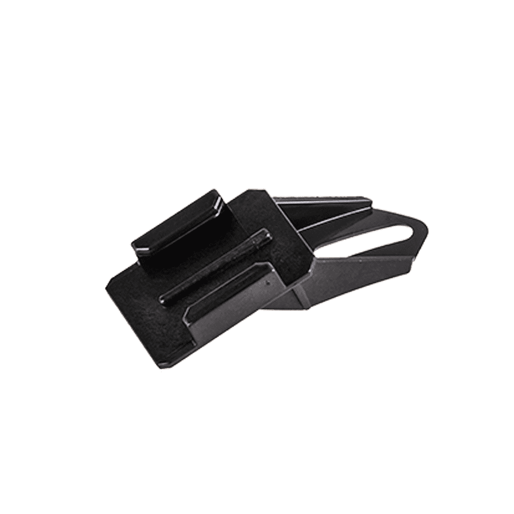 Die O'NEAL Go Pro® Halterung ist eine schwarze Kunststoffhalterung mit einer flachen, rechteckigen Basis, zwei Zinken und einem geschlitzten Abschnitt - perfekt für die Befestigung an einem Helm für Action-Aufnahmen. Produkt von O'NEAL. Isoliert auf einem transparenten Hintergrund abgebildet.