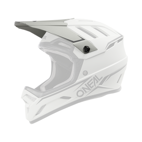 El casco O'NEAL Visor Backflip Solid de O'NEAL es de color gris. Tiene visera, aberturas de ventilación angulares, carcasa de plástico ABS y acolchado gris, visto de perfil sobre un fondo blanco liso.