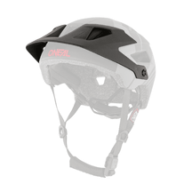 Der O'NEAL Visor DEFENDER Helmet NOVA ist ein schwarz-grauer Fahrradhelm mit Belüftungslöchern, einem Kinnriemen und rotem O'NEAL-Branding an der Seite.