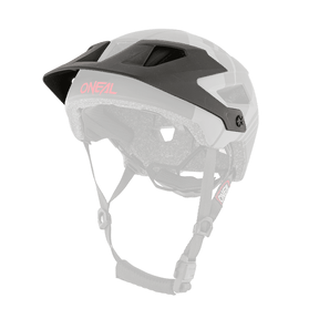 L'O'NEAL Visor Defender Helmet NOVA è un casco da bici nero e grigio con fori di ventilazione, cinturino sottogola e marchio O'NEAL rosso sul lato.