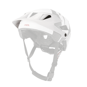 Il casco O'NEAL Visor Defender NOVA in bianco e nero è dotato di fori di ventilazione, cinghie regolabili e visiera. Mostrato da un'angolazione di tre quarti su uno sfondo trasparente.