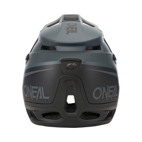Eine Rückansicht des O'NEAL TRANSITION Helm FLASH, ein mattgrauer Integralhelm mit Belüftungsöffnungen und O'NEAL-Logo auf der Rückseite, der für optimalen Schutz konzipiert wurde.