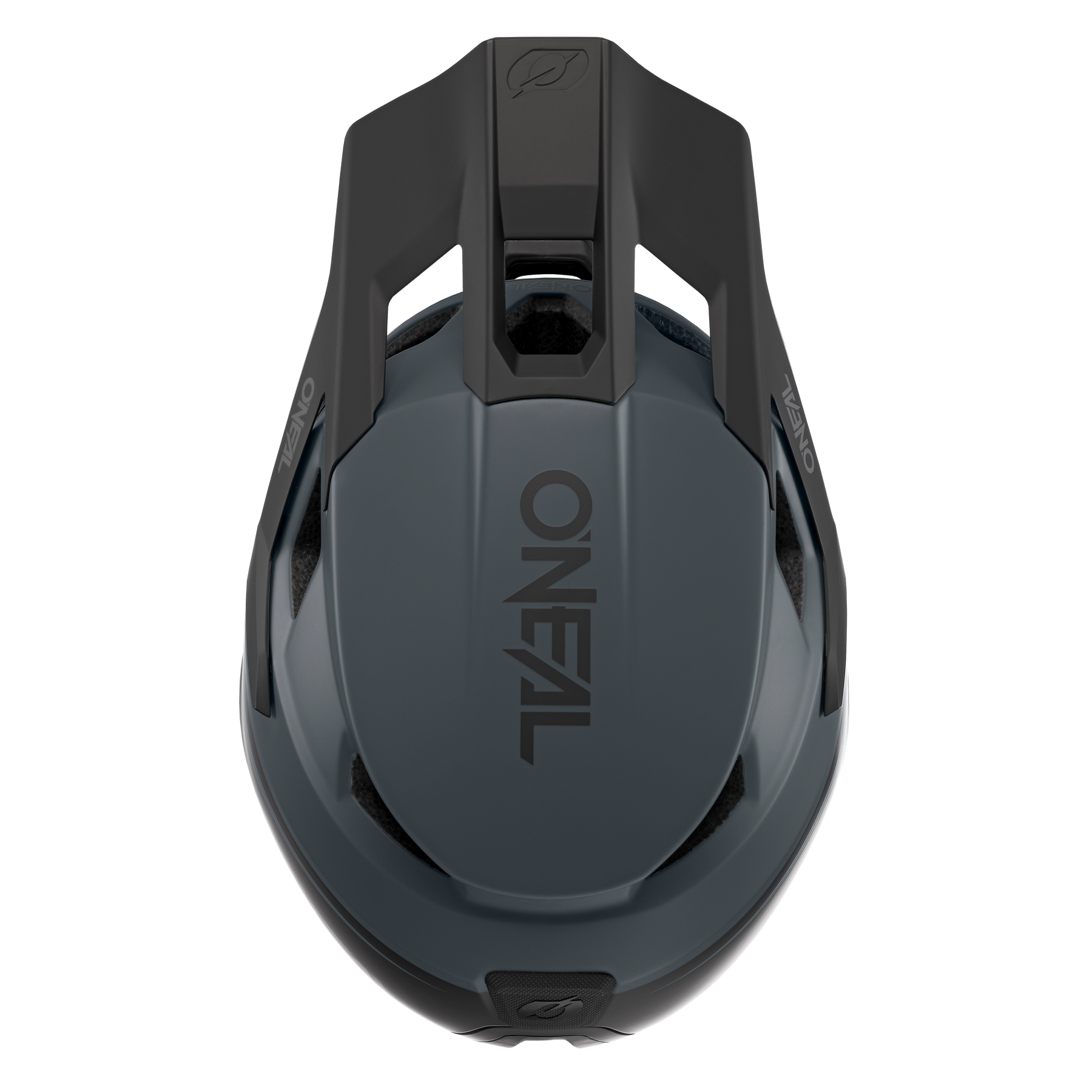 Draufsicht auf den O'NEAL TRANSITION Helm FLASH in mattem Grau und Schwarz, mit Belüftungsrillen und einem markanten O'NEAL-Logo in der Mitte - für optimalen Schutz bei jeder Fahrt.