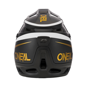 Rückansicht des schwarzen O'NEAL TRANSITION Helm FLASH mit goldenen und weißen Akzenten und dem O'NEAL-Logo in Gold an den Seiten und oben. Mehrere Belüftungsöffnungen sorgen für optimalen Schutz und ein schlankes, aerodynamisches Design.