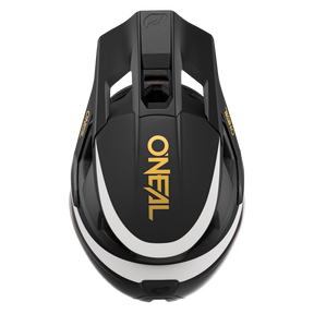 Draufsicht auf den schwarzen O'NEAL TRANSITION Helm FLASH mit goldenem "O'NEAL"-Schriftzug und weißen Streifen, aerodynamischen Belüftungsöffnungen und einem schlanken Design für optimalen Schutz auf Ihrer Fahrt.