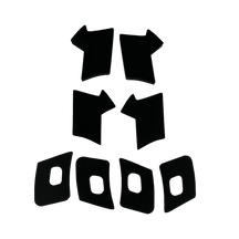 Sechs O'NEAL Size Pads TRON Neckbrace schwarze Schaumstoffpads in verschiedenen Formen und Größen sind auf einem einfarbig grünen Hintergrund in zwei Dreierreihen angeordnet.