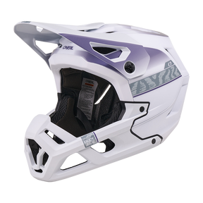Il casco O'NEAL SL1 TERRA bianco è un casco integrale per mountain bike con accenti viola, visiera e imbottitura interna nera: l'equipaggiamento perfetto per una protezione ottimale sui sentieri.