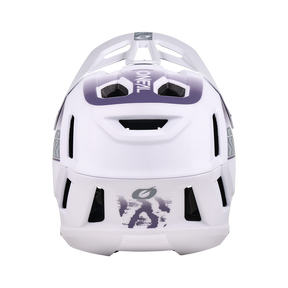 Vista posteriore del casco O'NEAL SL1 bianco TERRA con accenti neri e viola, molteplici aperture di ventilazione e logo O'NEAL sul retro: l'equipaggiamento ideale per una protezione ottimale quando si va in bicicletta.
