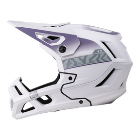 Il casco O'NEAL SL1 TERRA è un casco integrale per mountain bike di colore bianco e lavanda con visiera, prese d'aria laterali e design geometrico che offre una protezione ottimale su uno sfondo neutro.