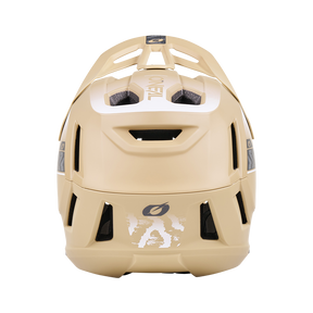 Il casco O'NEAL SL1 TERRA marrone chiaro, visto da dietro, presenta aperture di ventilazione nere e un logo centrale vicino alla base: una protezione ottimale come parte del tuo equipaggiamento.