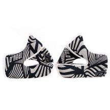 Las almohadillas para las mejillas del casco O'NEAL 7SRS EVO son almohadillas blancas y negras con llamativos dibujos geométricos y el logotipo de O'NEAL en cada almohadilla.