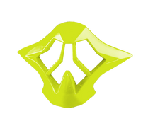El casco O'NEAL Moutpiece 3SRS de O'NEAL se caracteriza por un diseño geométrico abstracto de color amarillo brillante, con bordes angulosos y zonas abiertas, que recuerda a una máscara futurista y se sitúa sobre un fondo transparente.