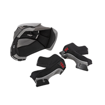 Satz von drei schwarzen und grauen O'NEAL Liner & Cheek Pads F-SRS Helmet Liners; inklusive Mesh-Panels, zwei davon mit "PULL" in rot auf schwarzen Laschen.