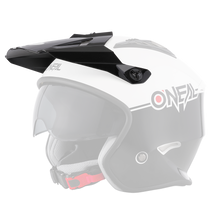 Der O'NEAL Visor VOLT Helmet CLEFT ist ein schwarz-weißer Motorradhelm mit Visier, Sonnenblende, Kinnschutz und roter Kinnriemenschnalle, dargestellt im Seitenprofil.
