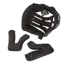 Se muestran individualmente tres insertos negros para casco O'NEAL Liner & Cheek Pads C-SRS, en los que destacan sus superficies texturizadas y los botones de presión adecuados para su uso con cascos O'NEAL.