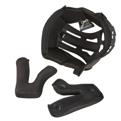 Tre inserti neri O'NEAL Liner & Cheek Pads C-SRS sono mostrati singolarmente, mettendo in evidenza le loro superfici strutturate e i bottoni a pressione adatti all'uso con i caschi O'NEAL.
