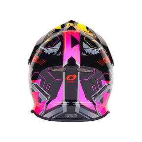 El casco O'NEAL F-SRS CRUX de O'NEAL se caracteriza por un vibrante diseño geométrico en negro, rosa, amarillo y naranja con líneas atrevidas, formas angulosas y un logotipo central "ENJOY RIDE" que se muestra por detrás.