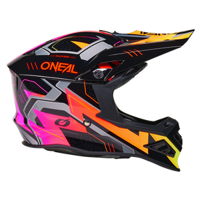 El casco O'NEAL F-SRS CRUX tiene una base negra con llamativos motivos geométricos en naranja, amarillo, rosa y plata, una llamativa visera y el logotipo "O'NEAL" en naranja en el lateral.