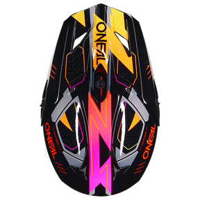 Vista superior del Casco O'NEAL F-SRS CRUX, un casco de motocross negro con llamativos motivos geométricos en amarillo, naranja, rosa y blanco y el logotipo O'NEAL en cada lado.