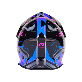 El Casco O'NEAL F-SRS CRUX es un casco de ciclista futurista con base negra, motivos geométricos en azul brillante y morado y las letras "ONeal" en rosa a ambos lados. Se muestra la vista trasera.