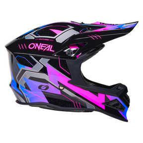 El Casco O'NEAL F-SRS CRUX es un colorido casco de motocross con llamativos motivos geométricos en negro, gris, azul y rosa brillante, con el logotipo O'NEAL en el lateral y una gran visera.