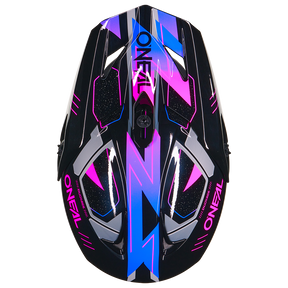 Vista superior del casco O'NEAL F-SRS CRUX: un casco negro con motivos geométricos angulares morados, rosas y azules, acabado brillante y "O'NEAL" en blanco y rosa a ambos lados.