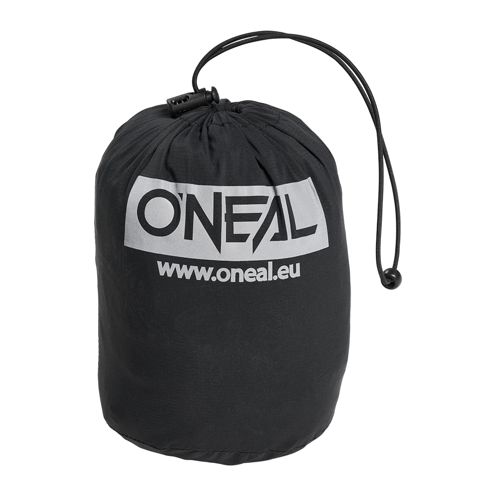 Ein schwarzer Kordelzugbeutel mit dem O'NEAL-Logo und "oneol.shop" in Weiß - perfekt für den Transport Ihrer O'NEAL TORRENT Regenhose bei jedem Abenteuer.