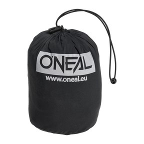 Ein schwarzer Kordelzugbeutel mit dem O'NEAL-Logo und "oneol.shop" in Weiß - perfekt für den Transport Ihrer O'NEAL TORRENT Regenhose bei jedem Abenteuer.