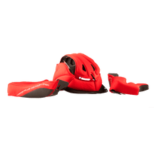 Der O'NEAL Liner & Cheek Pads CHALLENGER Helm, in rot mit schwarzen Belüftungslöchern, ist auf weißem Hintergrund zusammen mit zwei passenden roten und schwarzen gepolsterten Accessoires abgebildet.