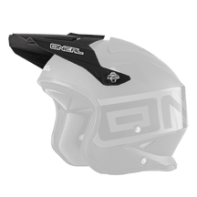 El Casco O'NEAL Visor SLAT Solid es un casco de moto todoterreno negro mate con visera, acolchado ventilado y una llamativa marca que se muestra de perfil sobre un fondo transparente.