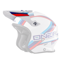 Der O'NEAL Visor SLAT Helmet CIRCUIT ist ein weißer Motocross-Helm mit blauen, roten und lila Streifen, schwarzem Innenfutter, einem Visier und dem Aufdruck "1970" an der Seite.