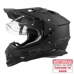 Le casque SIERRA FLAT d'O'NEAL, noir mat, dispose d'une visière claire, d'un design anguleux et d'ouvertures d'aération qui mettent en valeur la technique de O'NEAL. Une étiquette rouge et blanche "Motorrad Purchase Tip Good" apparaît dans le coin inférieur droit.