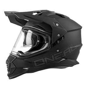 Le casque O'NEAL SIERRA FLAT est un casque de motocross noir mat avec une visière claire, des ouvertures d'aération anguleuses, une pointe de visière acérée, des détails structurés, le branding "O'NEAL" et une technique qui s'inspire des normes de sécurité des casques de vélo haut de gamme.