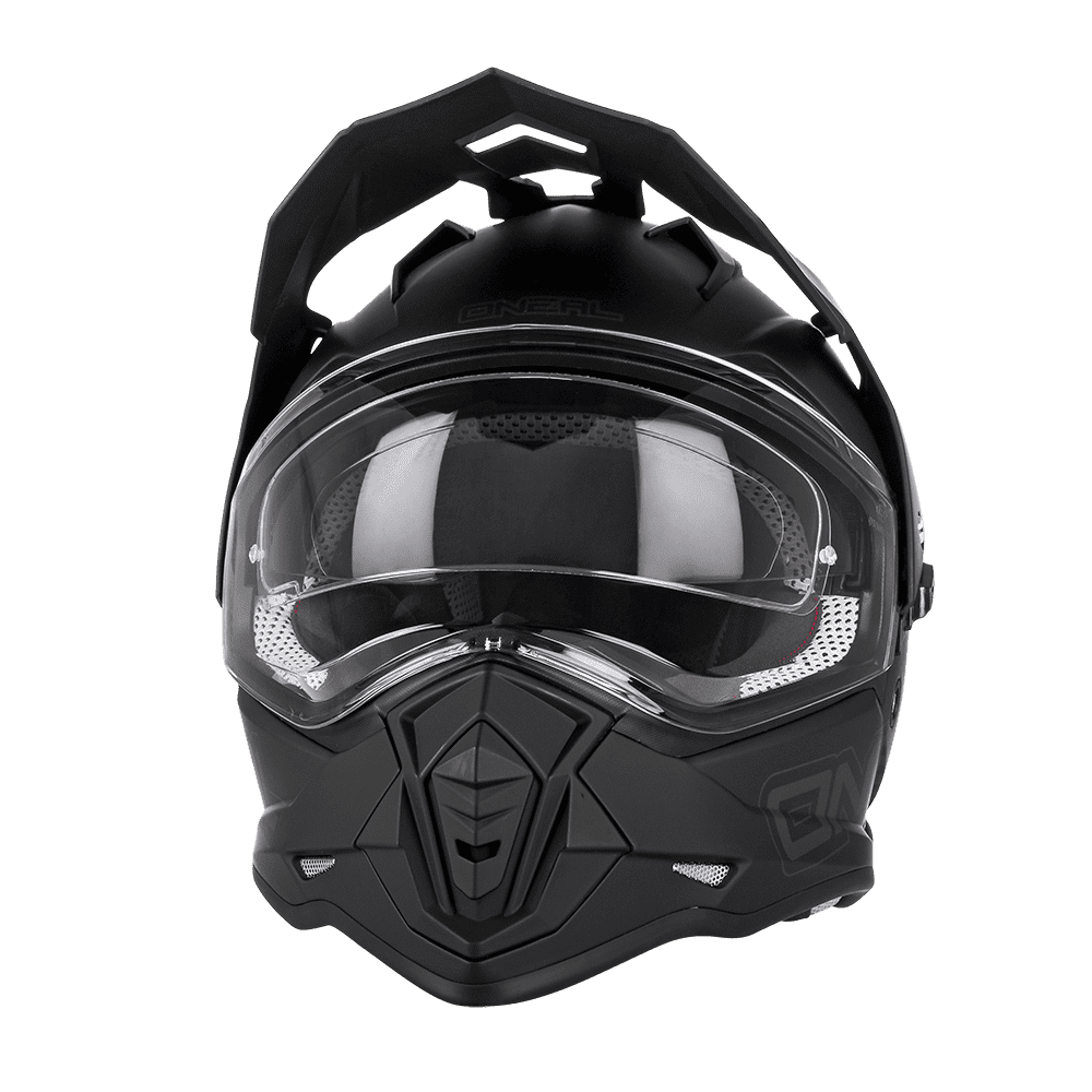 Ein schwarzer O'NEAL SIERRA Helm FLAT Vollvisier-Motorradhelm mit klarem Visier, kantigem Design und belüftetem Mundschutz mit innovativer Technik, dargestellt von vorne auf einem transparenten Hintergrund.