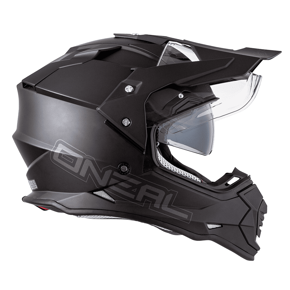 Der O'NEAL SIERRA Helm FLAT von O'NEAL zeichnet sich durch ein mattschwarzes Finish, ein Visier und ein kantiges Design mit fortschrittlicher Aerodynamik aus, das in einer stilvollen Seitenansicht präsentiert wird.