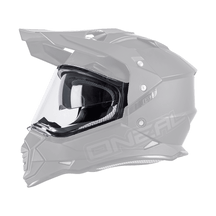 Un casco O'NEAL SIERRA negro mate con pantalla de recambio transparente, diseño angular y logotipo O'NEAL en el lateral (desde la izquierda).
