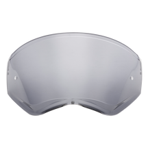 La pantalla de recambio para casco O'NEAL Sierra es una visera transparente abombada con dos pequeños orificios para tornillos a cada lado, sobre un fondo blanco.