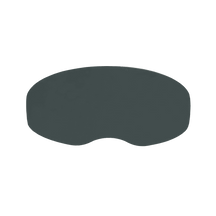 Das O'NEAL Sun Visor SIERRA Helmet verfügt über ein einzelnes, dunkel getöntes, gebogenes Brillenglas mit einer Kerbe in der unteren Mitte, isoliert auf einem transparenten Hintergrund dargestellt.