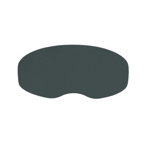 Das O'NEAL Sun Visor SIERRA Helmet verfügt über ein einzelnes, dunkel getöntes, gebogenes Brillenglas mit einer Kerbe in der unteren Mitte, isoliert auf einem transparenten Hintergrund dargestellt.