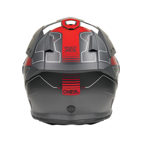 Un casco O'NEAL Sierra RS ECHO gris y rojo, visto desde atrás, con diseño anguloso, aberturas de ventilación y "ENJOY THE RIDE" y "O'NEAL" en rojo: así es el atrevido casco de O'NEAL.