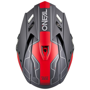 Vista superior del elegante casco negro y rojo O'NEAL Sierra RS ECHO con aberturas de ventilación angulares, logotipo "ONEAL" blanco en la parte superior, "ENJOY THE RIDE" en el borde trasero y compatibilidad con el Sensor de Seguridad Inteligente Quin.