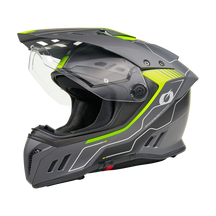 Un casco de moto O'NEAL Sierra RS ECHO gris y negro con detalles en verde neón, visera transparente, alerón trasero y sistema avanzado E.Q.R.S. se muestra de perfil sobre fondo blanco.
