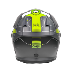 Vista trasera del casco de moto gris y amarillo neón O'NEAL Sierra RS ECHO con diseño anguloso y la inscripción "ENJOY THE RIDE." en la parte trasera, que ofrece mayor seguridad gracias al sistema E.Q.R.S.