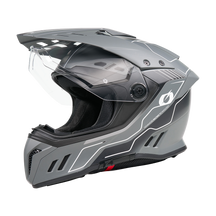 El casco O'NEAL Sierra RS ECHO es un casco integral gris con visera transparente, acolchado interior negro y detalles angulares blancos, que se muestra en el perfil lateral en blanco. Incorpora el sistema E.Q.R.S. para mayor seguridad.