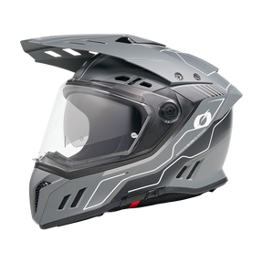 El casco O'NEAL Sierra RS ECHO es un casco gris mate con visera transparente, aberturas de ventilación angulares, gráficos blancos y una visera en el perfil lateral. Incorpora el avanzado sistema E.Q.R.S. para mayor seguridad. Marca: O'NEAL.