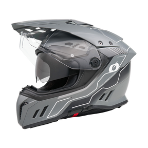 Perfil lateral del casco de moto O'NEAL Sierra RS ECHO gris con visera transparente, acolchado negro, sistema E.Q.R.S. y detalles geométricos blancos sobre un fondo blanco liso.