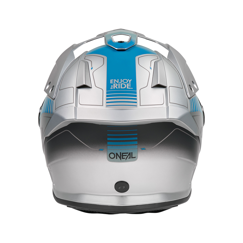 Ein silber-blauer O'NEAL SIERRA RS Helm ECHO Motorradhelm, von hinten gesehen, mit Lüftungsschlitzen, eckigen Mustern, "ENJOY THE RIDE." oben, "O'NEAL" unten. Kompatibel mit Quin Smart Safety Sensor.