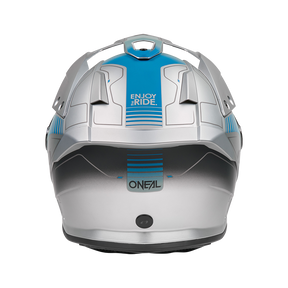 Un casco de moto O'NEAL Sierra RS ECHO azul plateado, visto por detrás, con aberturas de ventilación, dibujos angulares, "ENJOY THE RIDE." en la parte superior, "O'NEAL" en la inferior. Compatible con el Sensor de Seguridad Inteligente Quin.