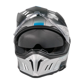 El Casco O'NEAL Sierra RS ECHO es un casco integral plateado brillante con detalles en negro, ranuras de ventilación, visera integrada, pantalla facial transparente y es compatible con el Sensor de Seguridad Inteligente Quin.